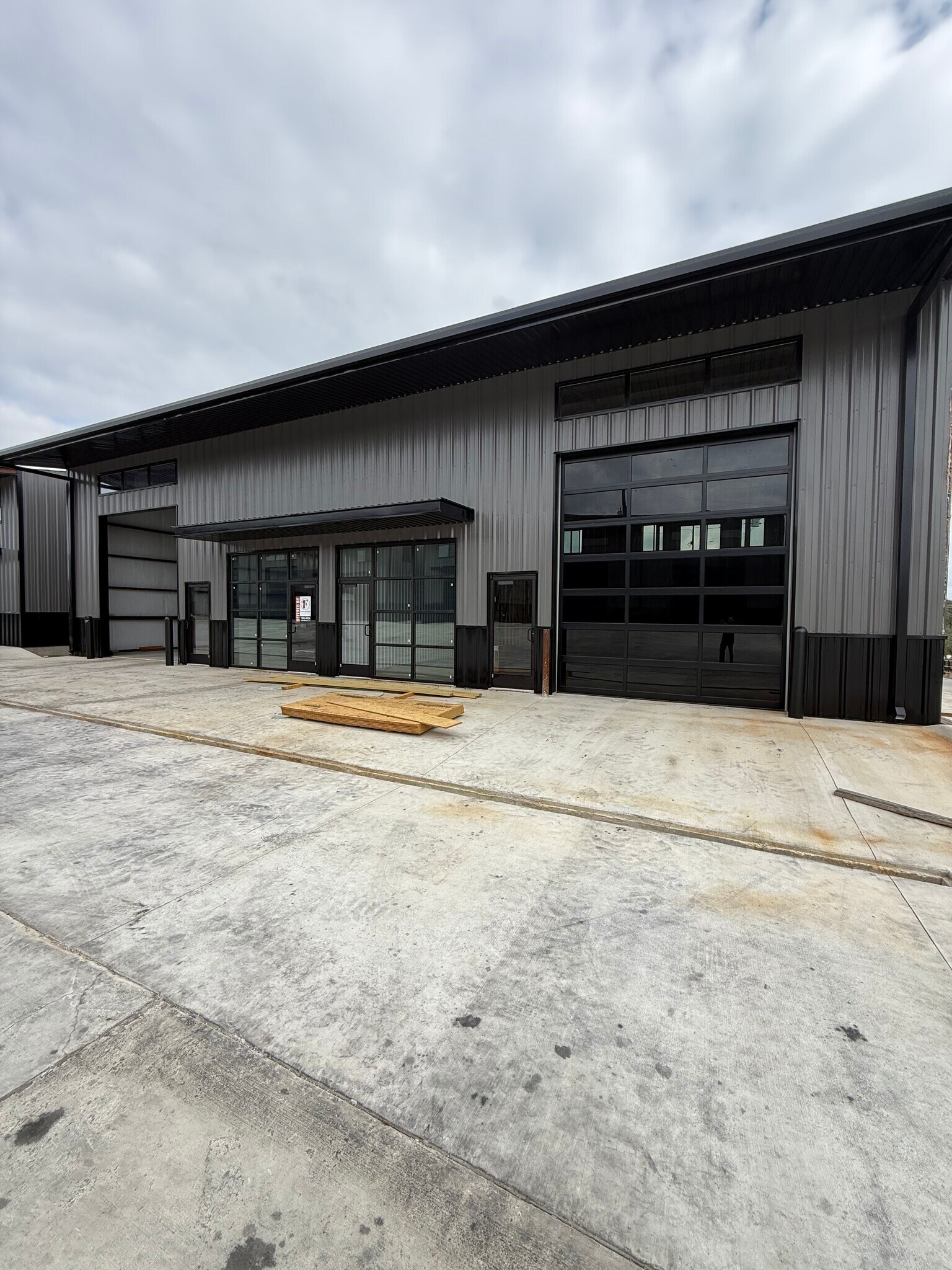 451 Farrell Rd, Dripping Springs, TX à louer Photo de l’immeuble– Image 1 sur 17