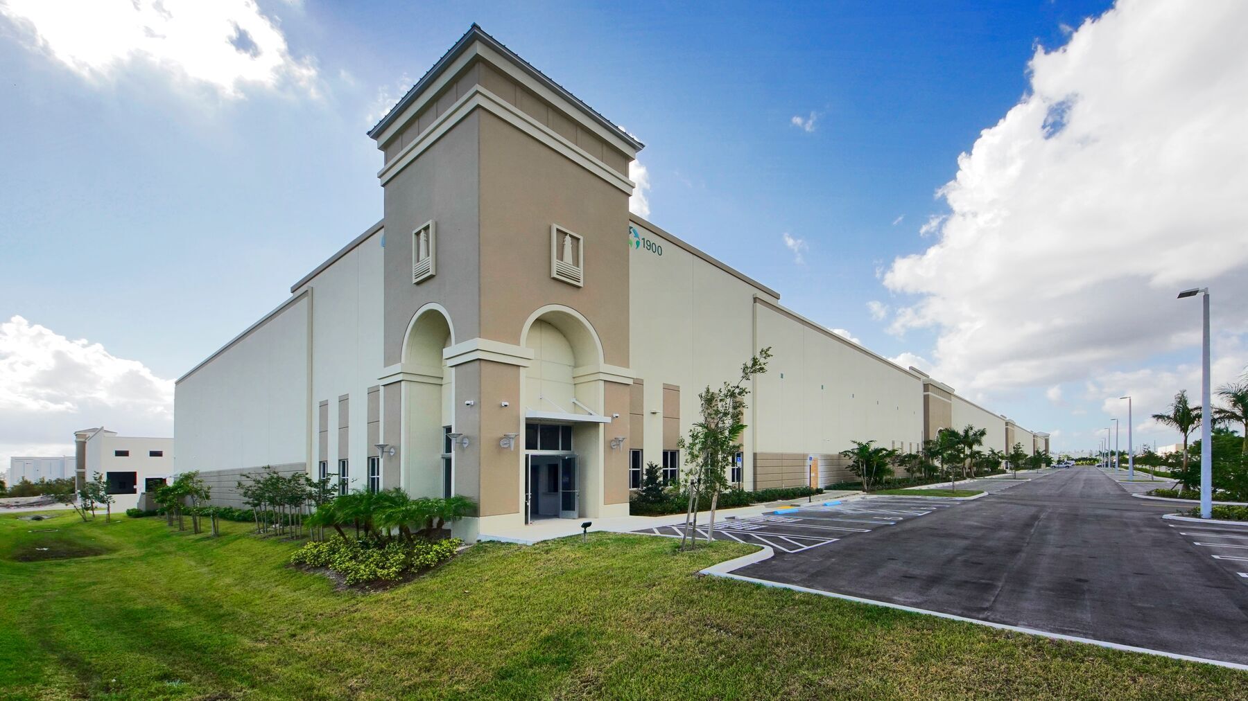 12200 NW 25th St, Miami, FL à louer Photo principale– Image 1 sur 18