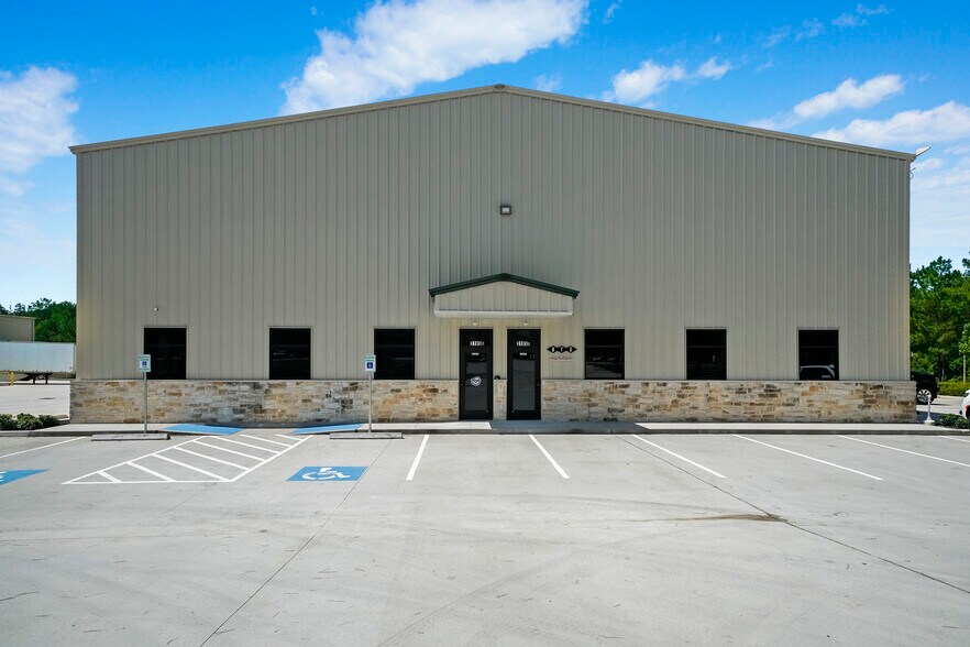 3185 Pollok Dr, Conroe, TX à louer - Photo de l’immeuble – Image 1 sur 19
