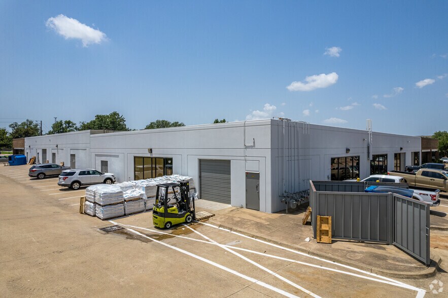 1805 Royal Ln, Dallas, TX à louer - Photo de l’immeuble – Image 2 sur 7