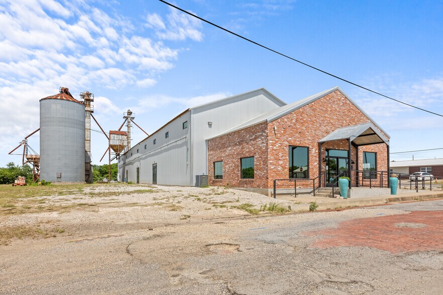 151 5th St St, Honey Grove, TX à vendre - Photo principale – Image 1 sur 44