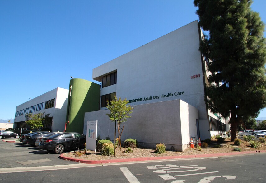 1501 W Cameron Ave, West Covina, CA à louer - Photo de l’immeuble – Image 3 sur 16