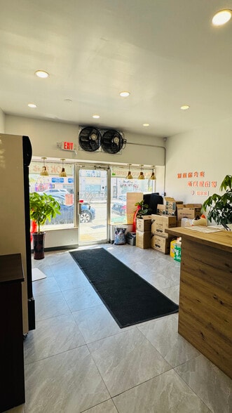 231 Jericho Tpke, New Hyde Park, NY à vendre - Photo intérieure – Image 2 sur 12