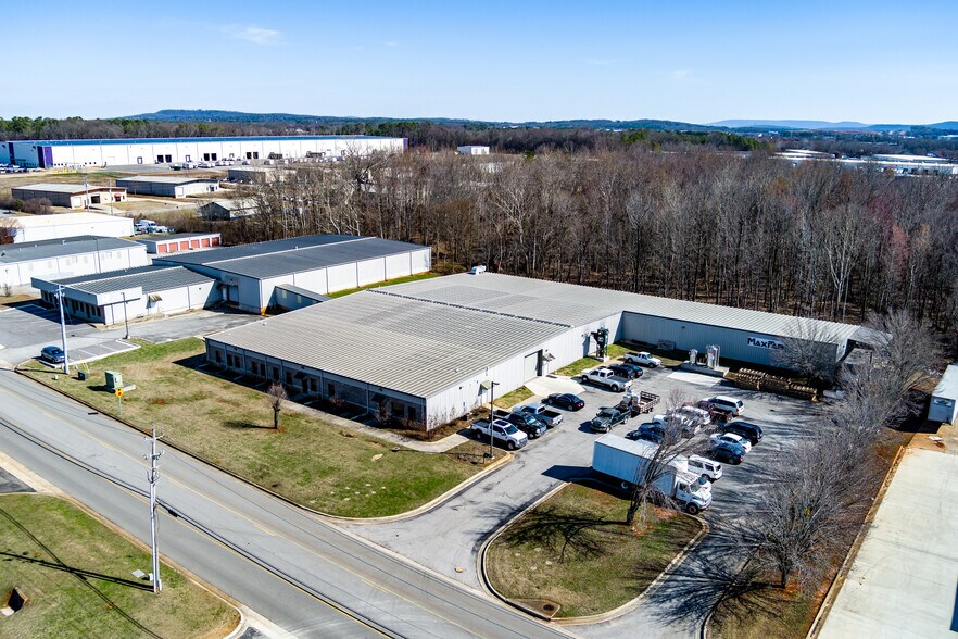 132-144 Jetplex Lane portefeuille de 2 biens à vendre sur LoopNet.fr - Photo de l’immeuble – Image 2 sur 18