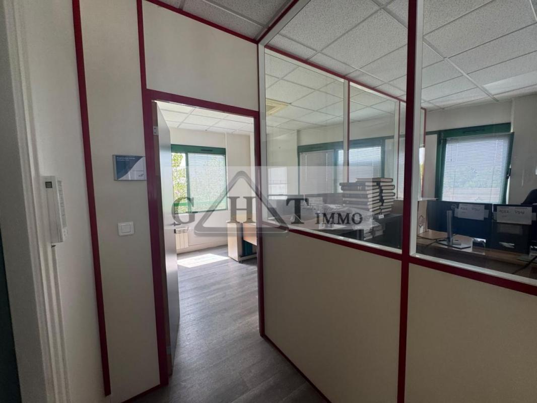 Bureau dans Pontault Combault à vendre Photo de l’immeuble– Image 1 sur 12