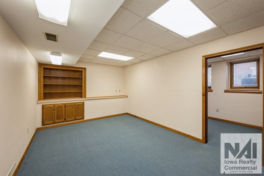 100 E 1st St, Anamosa, IA à vendre - Photo de l’immeuble – Image 3 sur 28