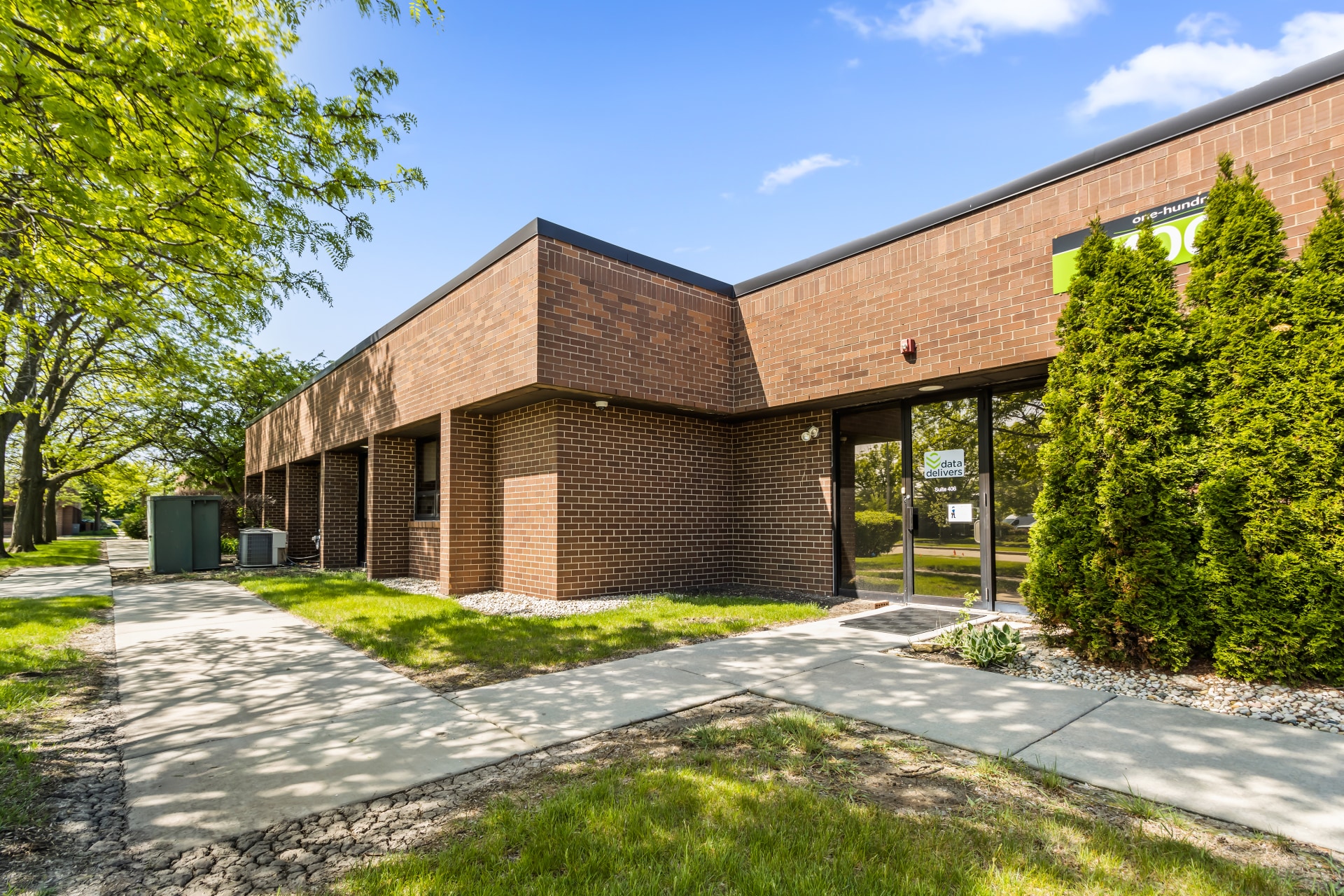 100 Hillcrest Blvd, Schaumburg, IL à louer Photo de l’immeuble– Image 1 sur 20