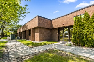 100 Hillcrest Blvd, Schaumburg, IL à louer Photo de l’immeuble– Image 1 sur 20