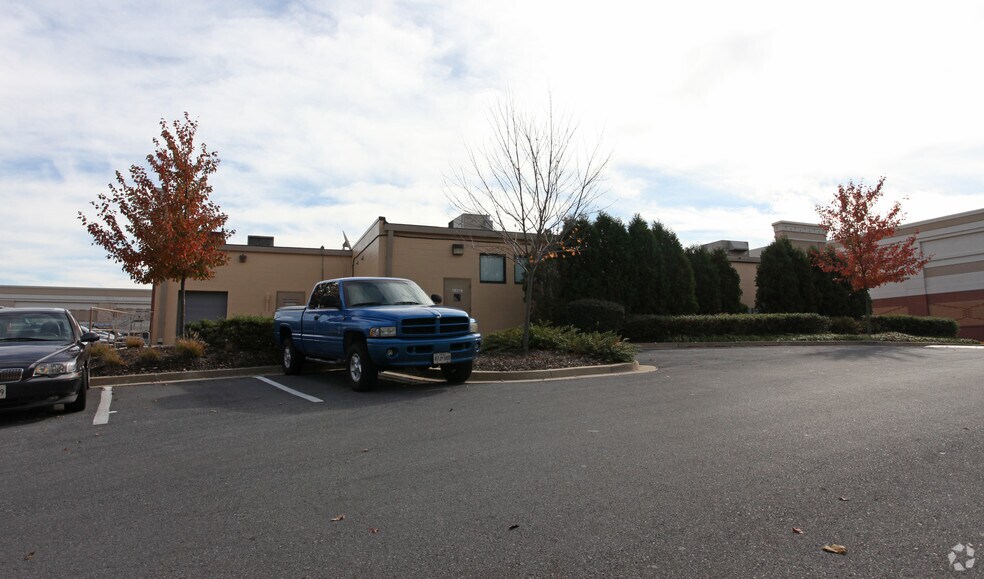 18304 Village Center Dr, Olney, MD à louer - Photo de l’immeuble – Image 2 sur 3