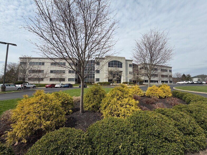 6281 Tri Ridge Blvd, Loveland, OH à louer - Photo de l’immeuble – Image 3 sur 10