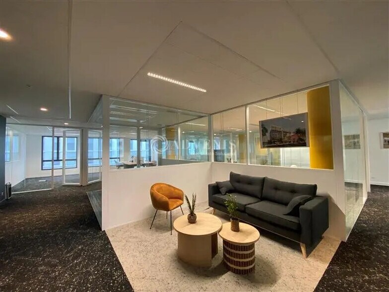 Bureau dans Montigny-le-Bretonneux à vendre - Photo de l’immeuble – Image 1 sur 8