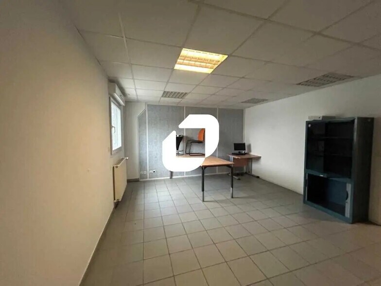 Bureau dans Ennery à louer - Photo de l’immeuble – Image 1 sur 8