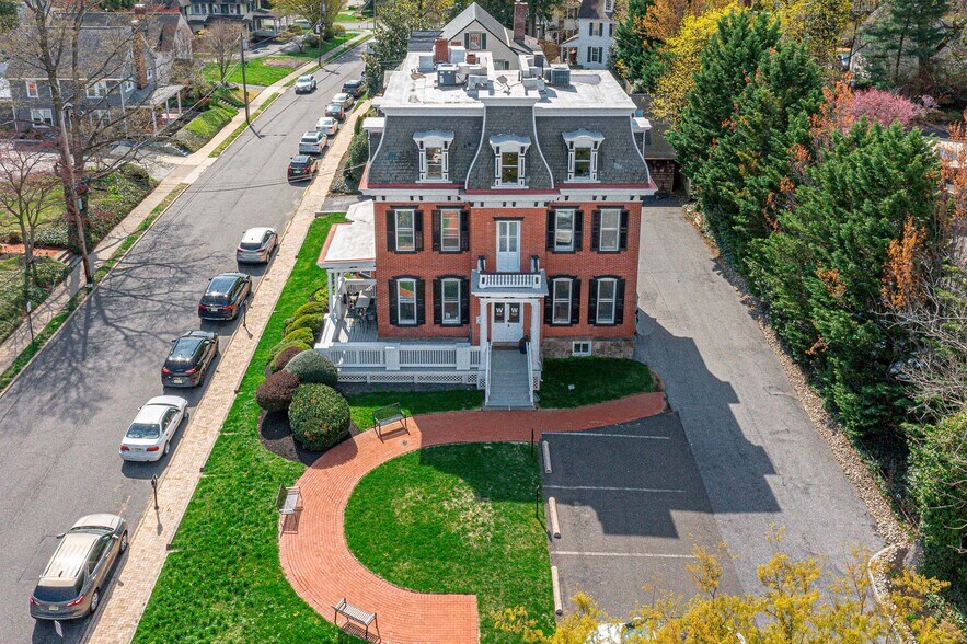 10 W Main St, Moorestown, NJ à vendre - Photo de l’immeuble – Image 2 sur 48