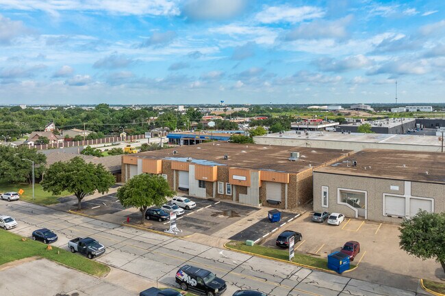 Plus de détails pour 3109 Garden Brook Dr, Farmers Branch, TX - Industriel/Logistique à louer