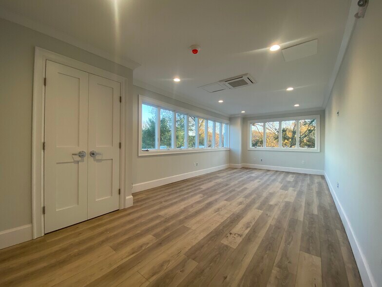 522 E Putnam Ave, Greenwich, CT à louer - Photo de l’immeuble – Image 2 sur 6
