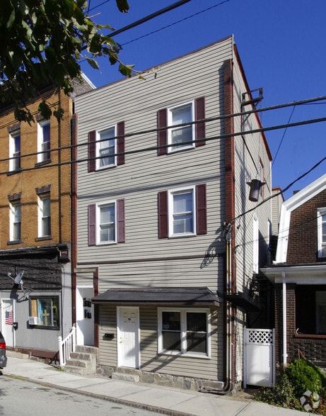 305 Bessemer Ave, East Pittsburgh, PA à vendre - Photo principale – Image 1 sur 14
