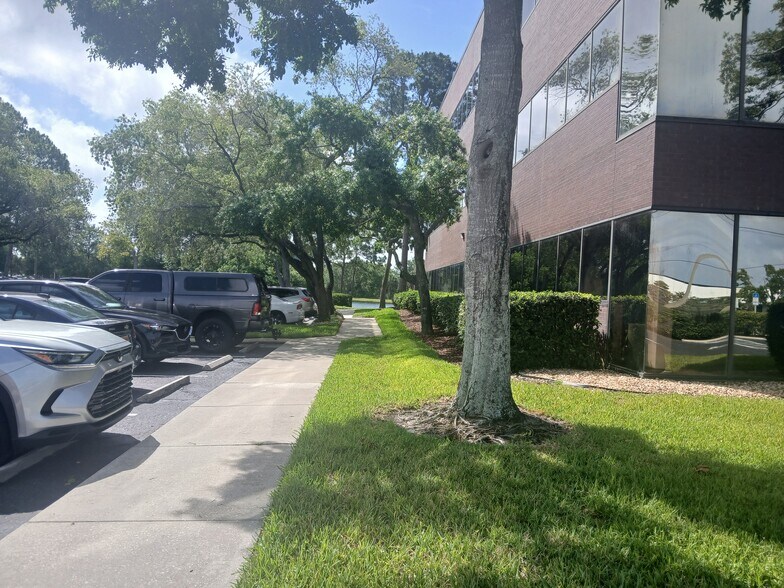 12425 28th St N, Saint Petersburg, FL à louer - Photo de l’immeuble – Image 2 sur 10