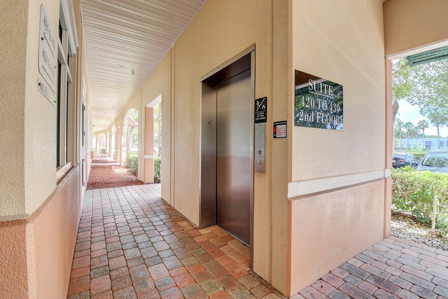 601 N Congress Ave, Delray Beach, FL à louer - Photo de l’immeuble – Image 2 sur 2