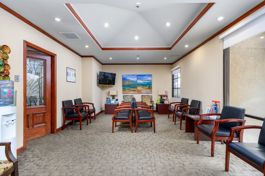 1100 Paseo Camarillo, Camarillo, CA à vendre - Photo de l’immeuble – Image 3 sur 18