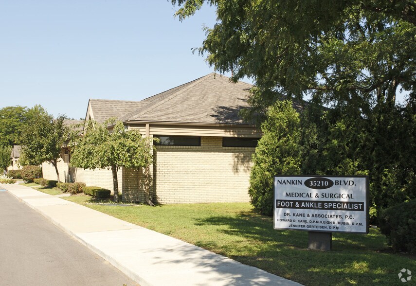 35210 Nankin Blvd, Westland, MI à vendre - Photo de l’immeuble – Image 2 sur 2