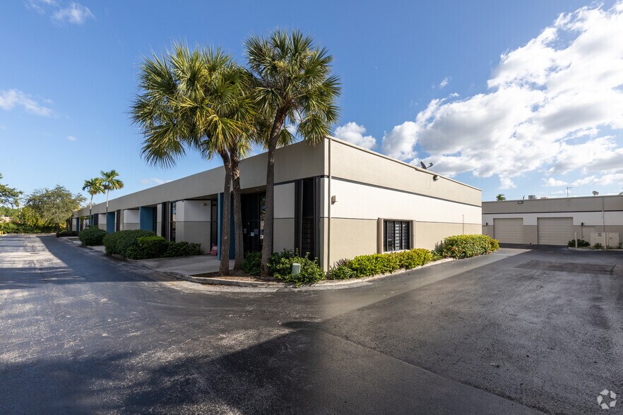 13501 SW 128th St, Miami, FL à louer - Photo de l’immeuble – Image 3 sur 3