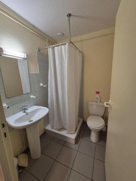 Bureau dans Saint-Yrieix-le-Déjalat à vendre - Photo intérieure – Image 2 sur 11