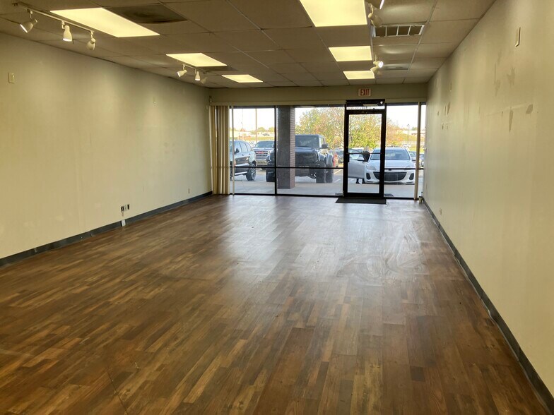 401-435 E 2nd Ave, Owasso, OK à louer - Photo intérieure – Image 2 sur 9