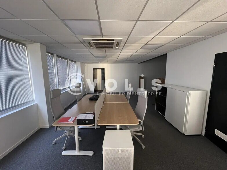 Local d’activités dans Neuilly-sur-Marne à louer - Photo de l’immeuble – Image 3 sur 17
