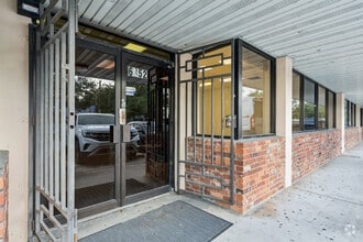 6350-6370 NW 82nd Ave, Miami, FL à louer Photo de l’immeuble– Image 2 sur 7