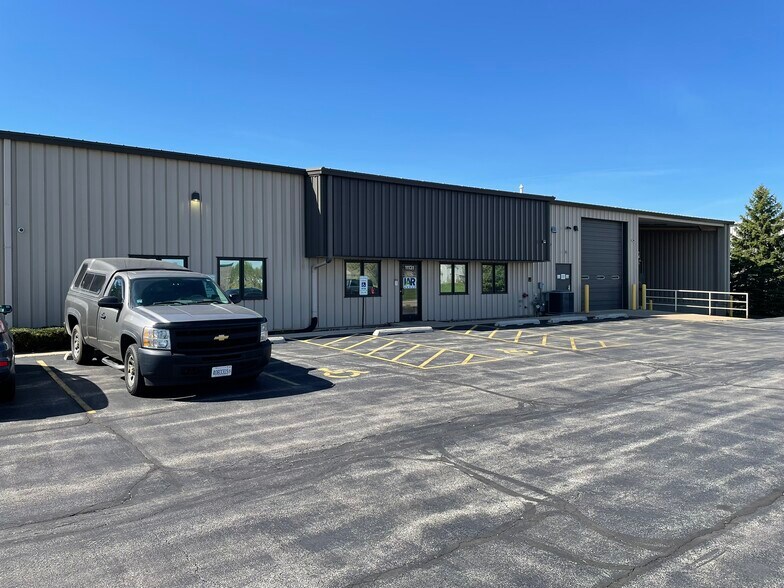 11131 Kiley Dr, Huntley, IL à louer - Photo de l’immeuble – Image 2 sur 12