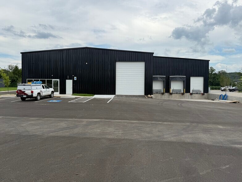 595 Kawneer dr, Springdale, AR à louer - Photo de l’immeuble – Image 2 sur 27