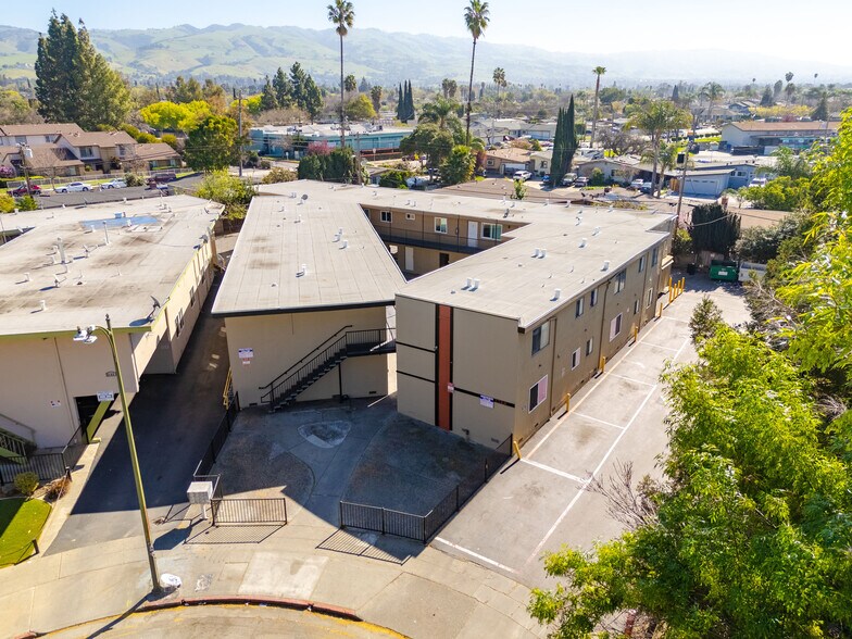 2748 Kollmar Dr, San Jose, CA à vendre - Photo de l’immeuble – Image 2 sur 10