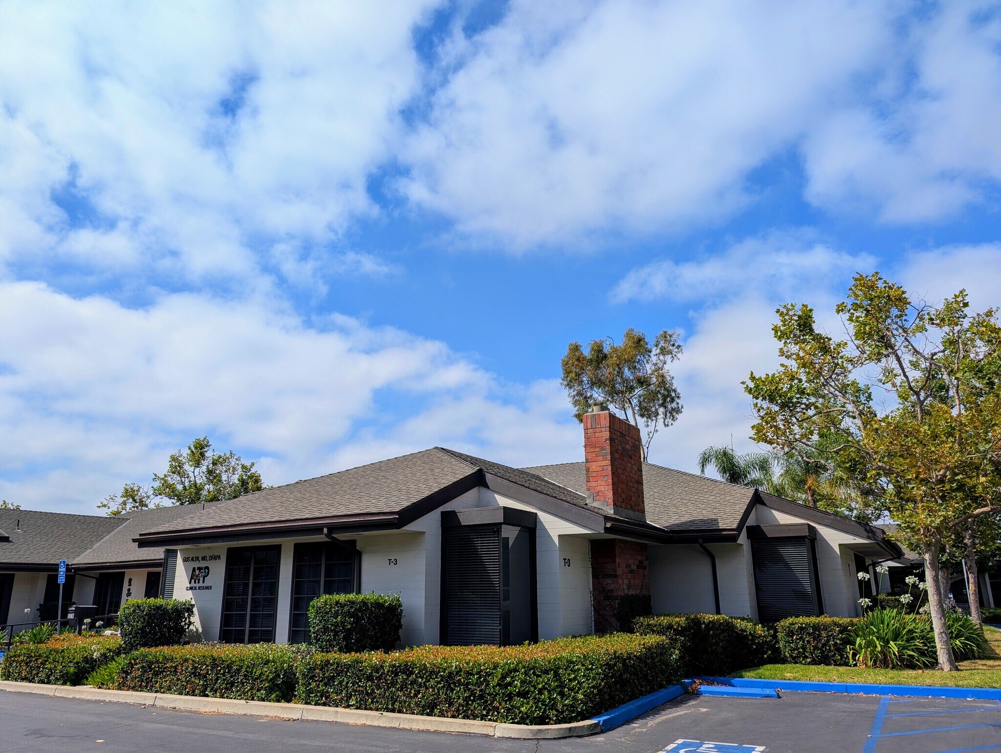 3151 Airway Ave, Costa Mesa, CA à louer Photo de l’immeuble– Image 1 sur 2