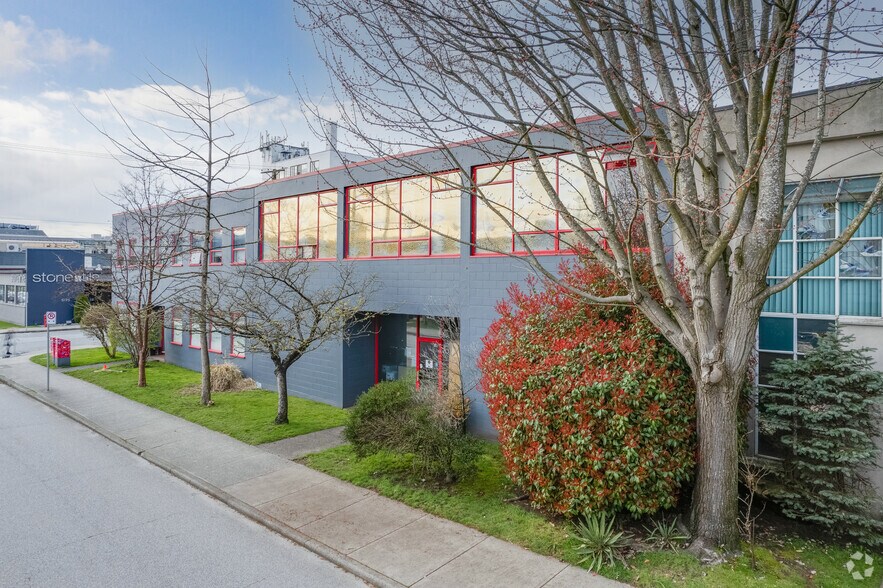 1695 W 2nd Ave, Vancouver, BC à vendre - Photo de l’immeuble – Image 3 sur 7