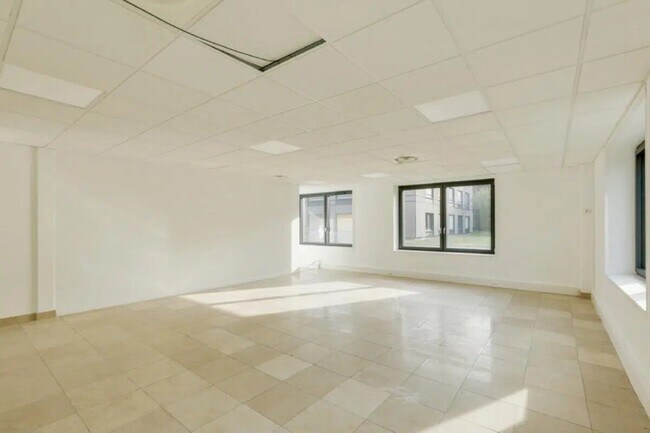 Plus de détails pour 33 Avenue Du Docteur Georges Lévy, Vénissieux - Bureau à louer