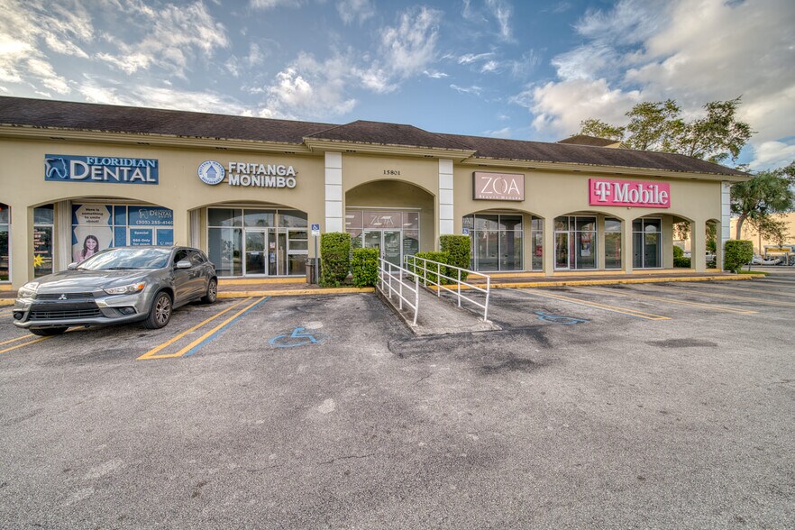 15801 S Dixie Hwy, Miami, FL à louer - Photo de l’immeuble – Image 3 sur 15