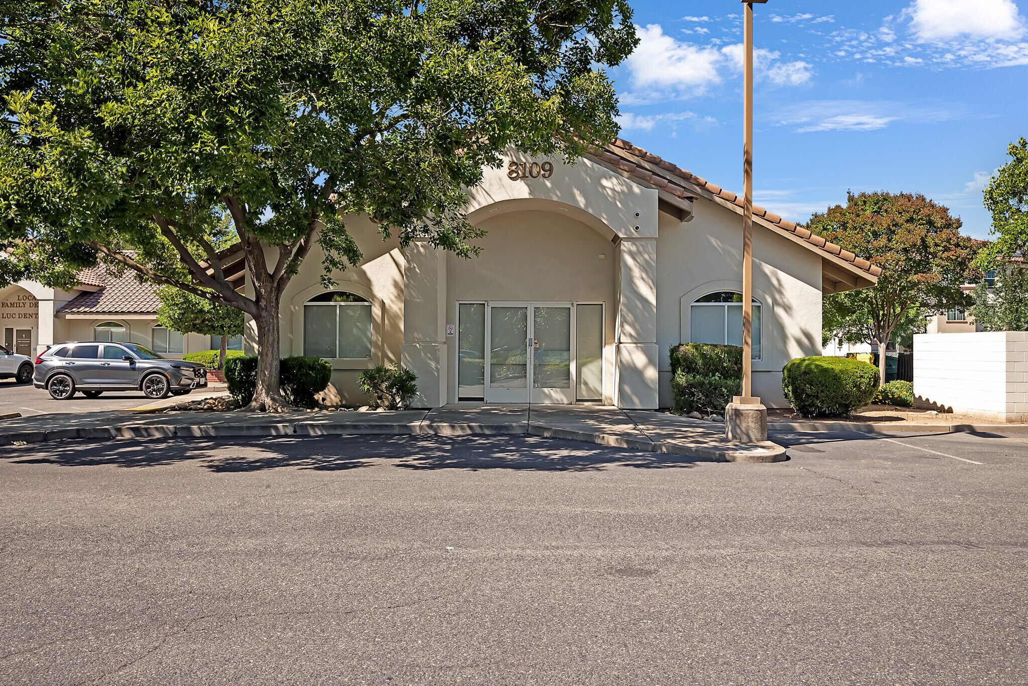 8109 Laguna Blvd, Elk Grove, CA à vendre Photo de l’immeuble– Image 1 sur 19