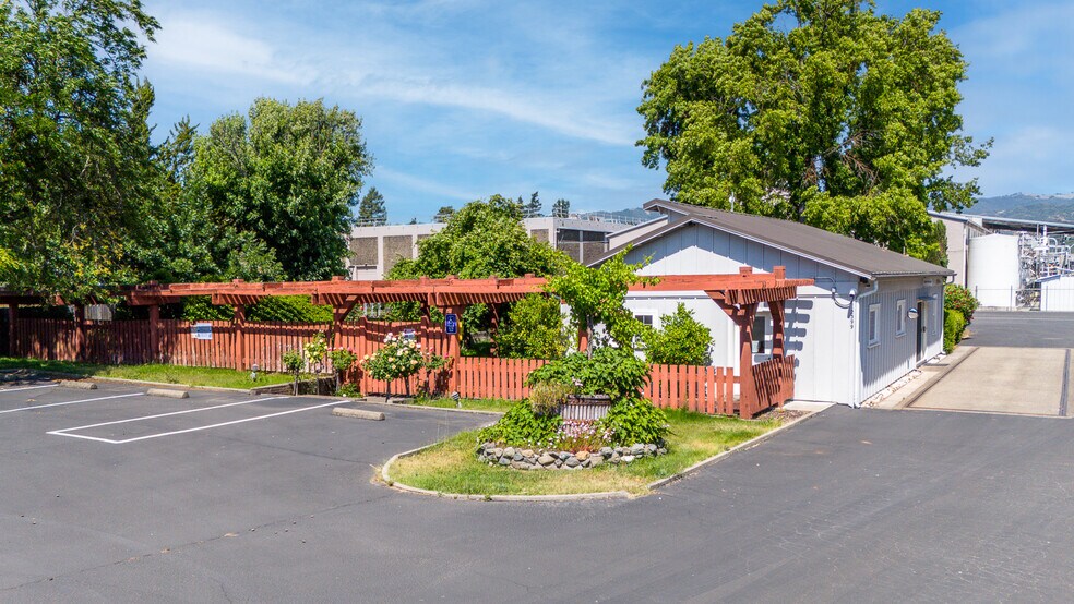 2399 N State Street, Ukiah, CA à louer - Photo de l’immeuble – Image 2 sur 13