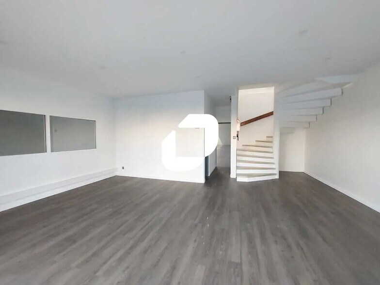 6-8 Rue Marie Curie, Coignières à louer - Photo de l’immeuble – Image 2 sur 10