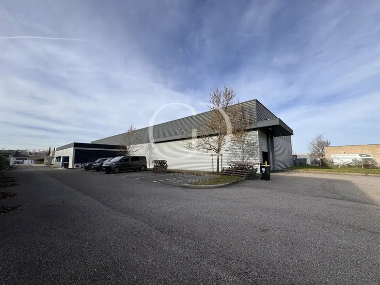 Local d'activités dans Meyzieu à vendre - Photo de l’immeuble – Image 2 sur 6