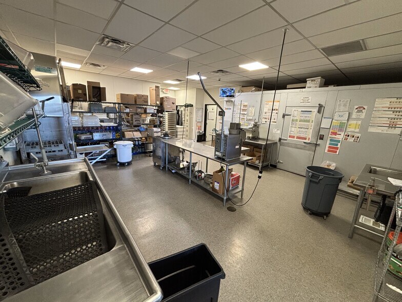 11705 SW Pacific Hwy, Tigard, OR à louer - Photo intérieure – Image 3 sur 7