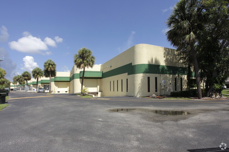 160 SW 12th Ave, Deerfield Beach, FL à louer - Photo de l’immeuble – Image 2 sur 7