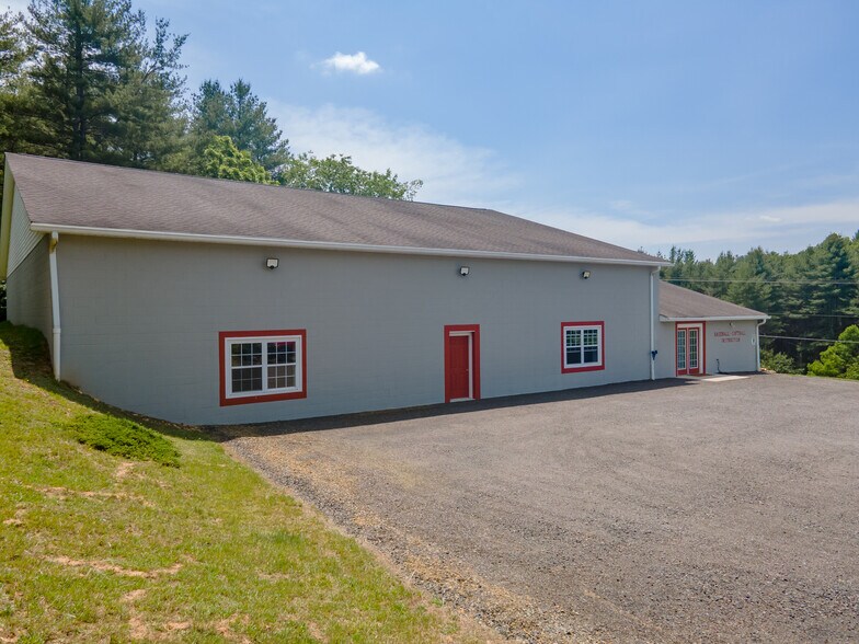 1266 E Stuart Dr, Hillsville, VA à vendre - Photo de l’immeuble – Image 3 sur 54