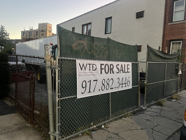 61-20 Metropolitan Ave, Ridgewood, NY à vendre - Photo de l’immeuble – Image 3 sur 5