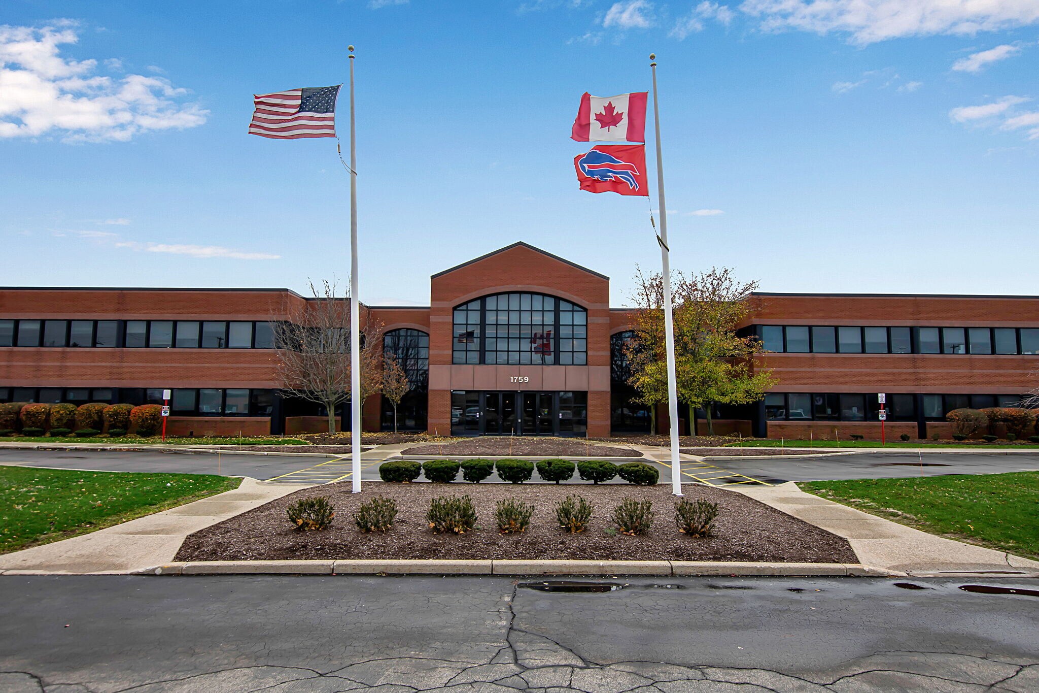 1759 Wehrle Dr, Amherst, NY à louer Photo principale– Image 1 sur 23