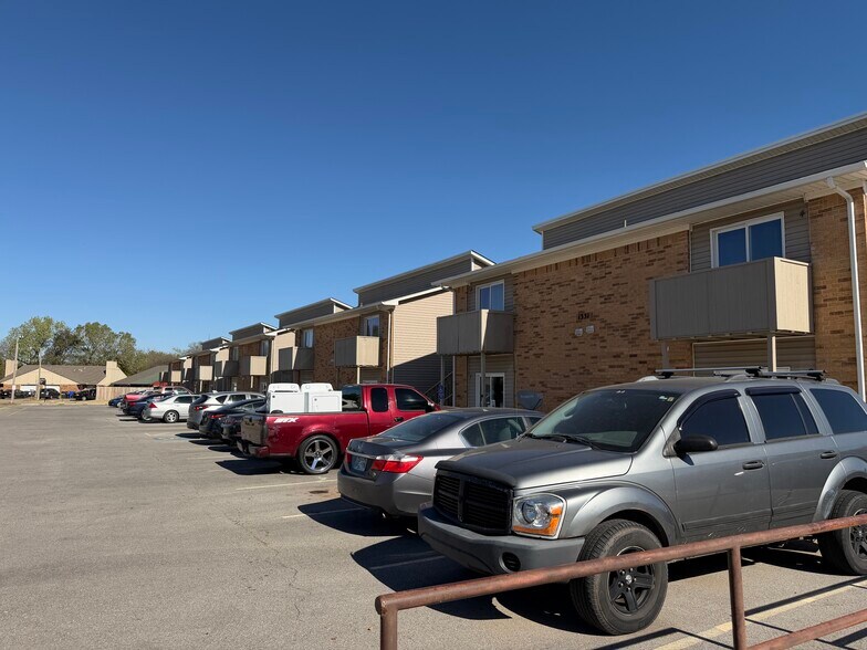 1311 Glen Oaks Ct, Norman, OK à vendre - Photo de l’immeuble – Image 2 sur 43