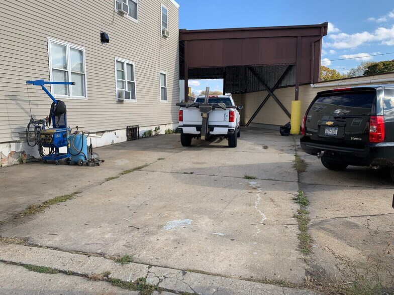 2219 Hazen St, East Elmhurst, NY à louer - Photo de l’immeuble – Image 3 sur 16