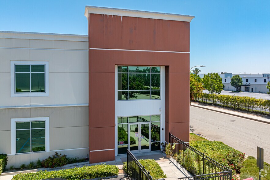 1613 W 2nd St, Pomona, CA à louer - Photo de l’immeuble – Image 3 sur 4