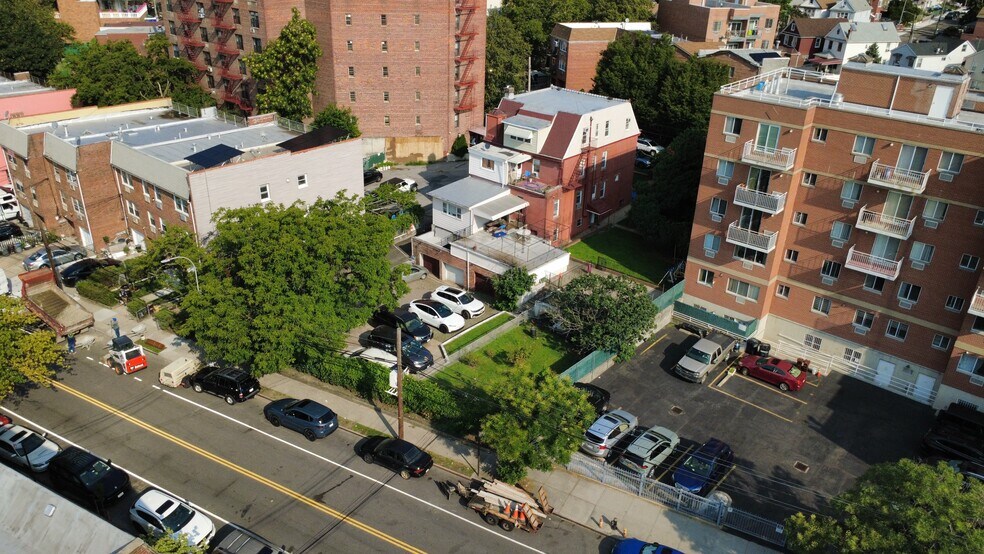 7814 46th Ave, Elmhurst, NY à vendre - Photo de l’immeuble – Image 3 sur 4