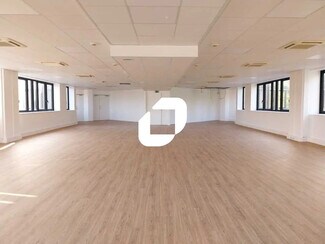 Plus de détails pour 12 Rue Du Fort De Saint-Cyr, Montigny-le-Bretonneux - Bureau à louer